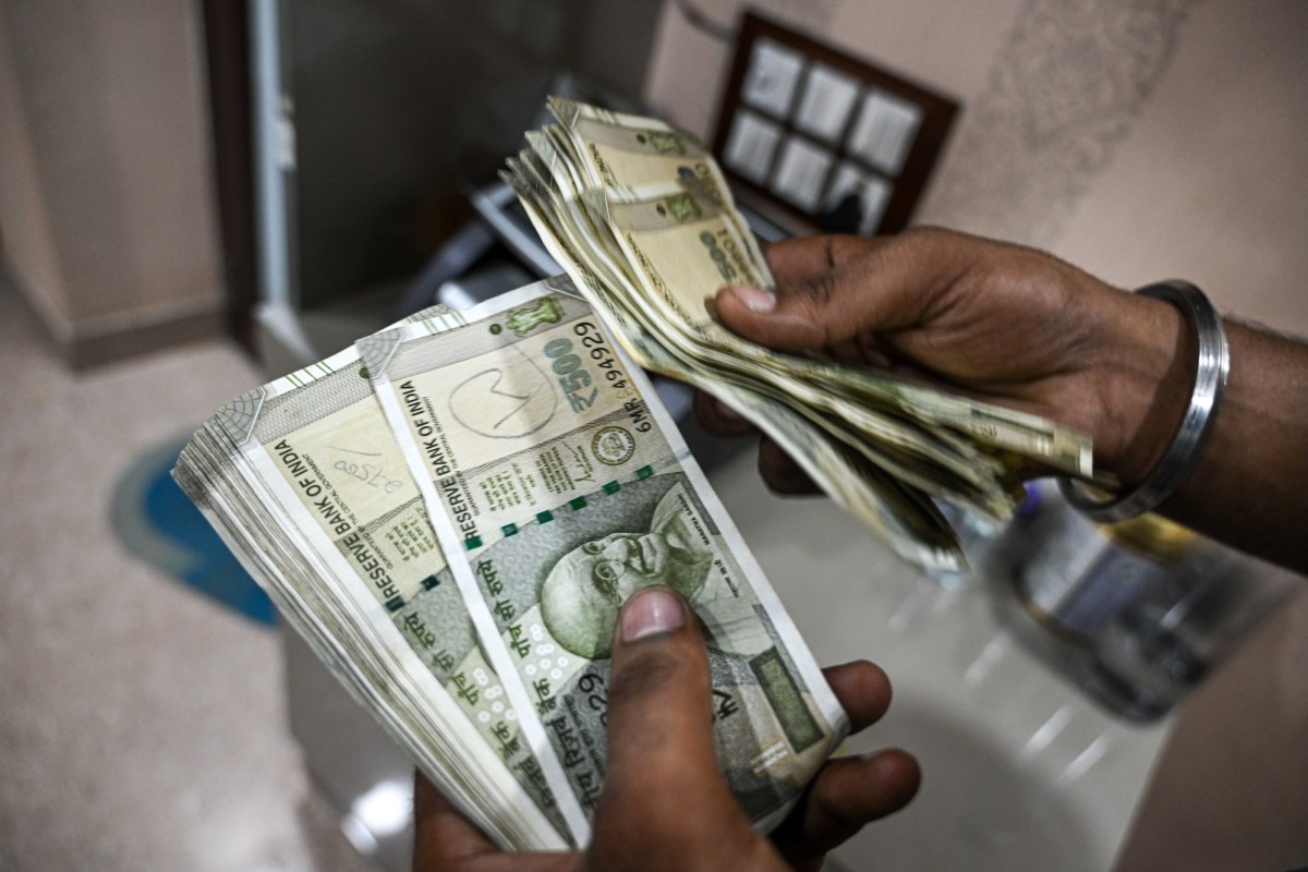 An employee counts 500 rupee banknotes at a currency exchange in New Delhi, India, on Saturday, Aug. 30, 2025. The Indian rupee slumped to a record low versus the dollar on concern that 50% US tariffs will hurt the country's economic growth and corporate earnings.