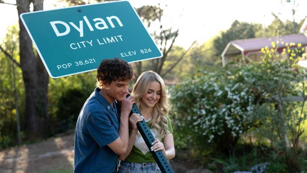 Mason Thames and Mckenna Grace